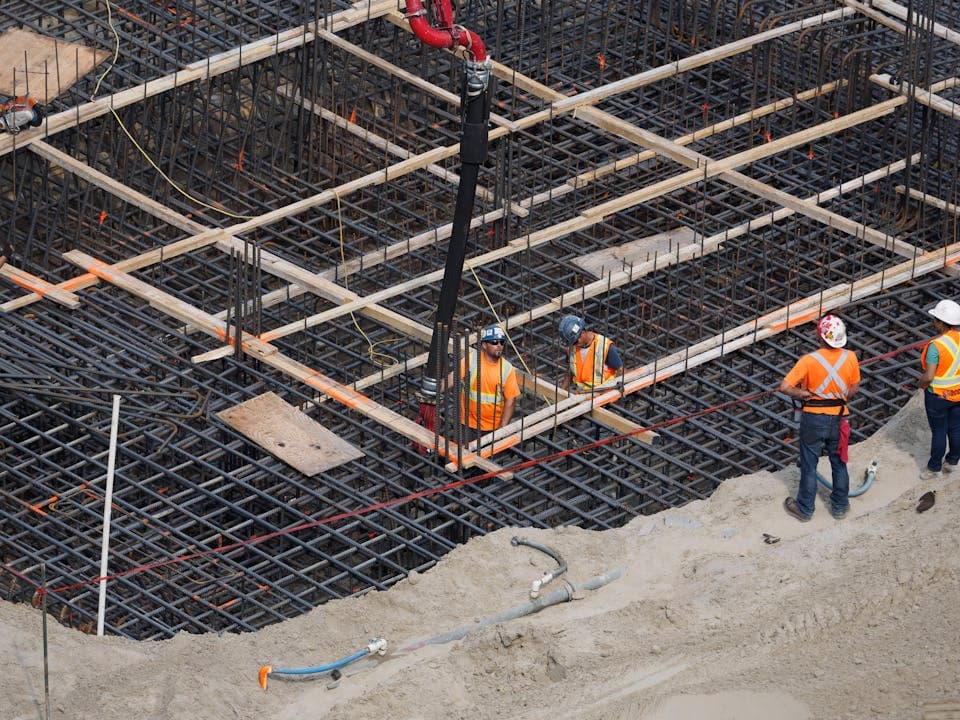 Équipe sur un chantier, exemple d'équipe belge qui utilise un logiciel de pointage mobile