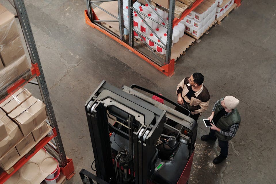 Magazijnteam registreert tijd tijdens logistiek werk